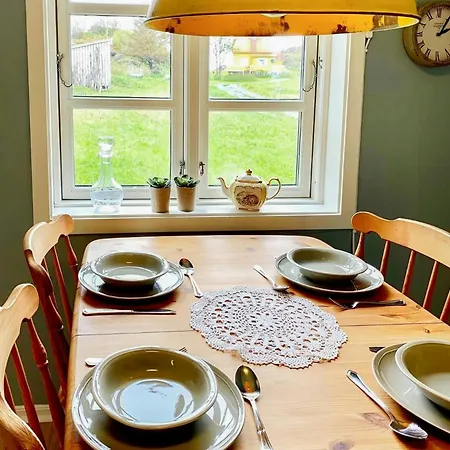 Red By The Sea In Laukvika Semesterbostad *